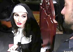 Dominatrix tranny gets unfathomable mouth oral job