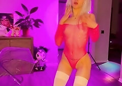 Hawt hottie is dancing to her much loved song