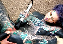 Inked lesbians try fist fucking in a generous duo