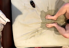 Teenager fellow, noisy urinate, lazy urinate.