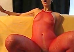 Une femme française se fait plaisir avec un gode énorme dans cette vidéo amateur. Elle explore ses limites et vit une expérience intense et passio