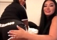 Brunette amateur webcam babe pleases pussy