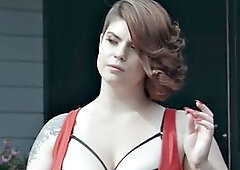 Lucia Love sitting hot