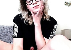 Tranny indulges in solo pleasure on webcam