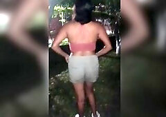 Cumpliendo apuesta afuera de la fiesta