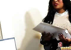 Also much work on my Bangx page, so I had to hire a secretary. I didn't imagine the secretary would be a breathtaking woman, this babe's a l