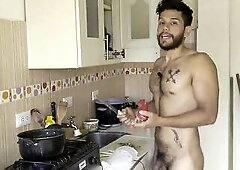 Hablando  mientras cocino desnudo