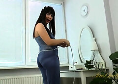 Sexy Milf Malavi Masurbates On Top Her Vanity With Malavi Mepanse