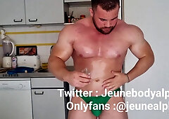 bodybuilder with well-lubed figure milks off and ripples
