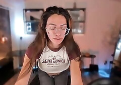 la tipa buenota de lentes