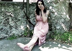 Filthy talking Diva del Tubo in foot fetish outdoor movie scene!