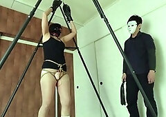 Public punishment of a masochistic woman in a hardcore domination scenario