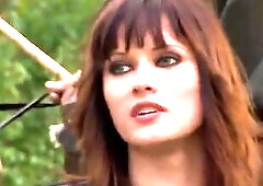 Joan of Arc got uppity and hijacked a carriage, looks like. En francais.