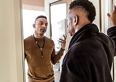 Black hottie Liam Cyber gets butt-fucked by escort Zario Travezz