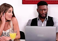 Trixy thanks the photographer in her own way… - Jacquie et Michel TV