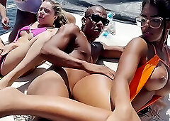 Aylla Gattina TS - Time for the big show, the height of the show at the boat party, that's w