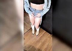 En Cow hotty je m’amuse à baiser mon gode