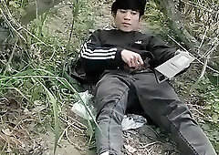 This gay twink sticks his cock through his fly to jerk off outside