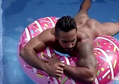 Muscle molten dude in pool