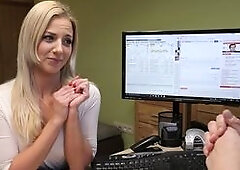 Dude hilft einem blonden Mädchen, wenn sie zusätzliches Geld für ein Auto braucht