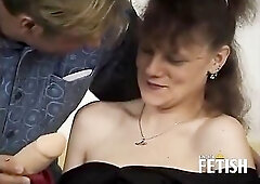 Tattooed woman gets her pussy fucked on the sofa by large weenie