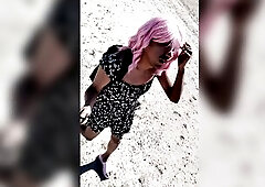pequeña ladyboy femboy en mini vestido y sandalias camina en publico muy caliente