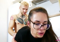 Tattooed blonde man gives rough rimming and creampie to glasses-wearing brunette in the kitchen