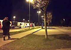 Kurzer Gang zum Muelleimer auf dem Rastplatz